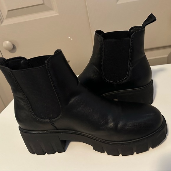 Cushionaire Shoes - Sasha Lug Sole Ankle Boot